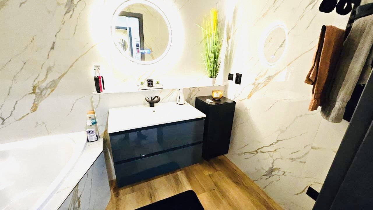 PVC panely s mramorovým efektom v modernej kúpeľni zákazníka s LED osvetlením